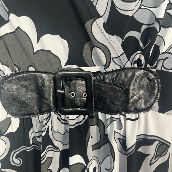 Suzie in the city black and white paisley print dress with belt Size small - Picture 2 of 5